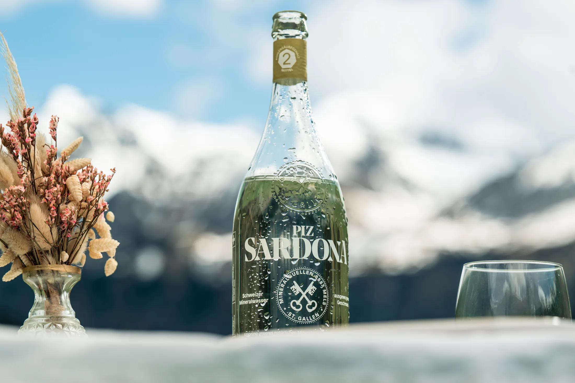 Piz Sardona Flasche auf einem Tisch in der Melser Bergwelt