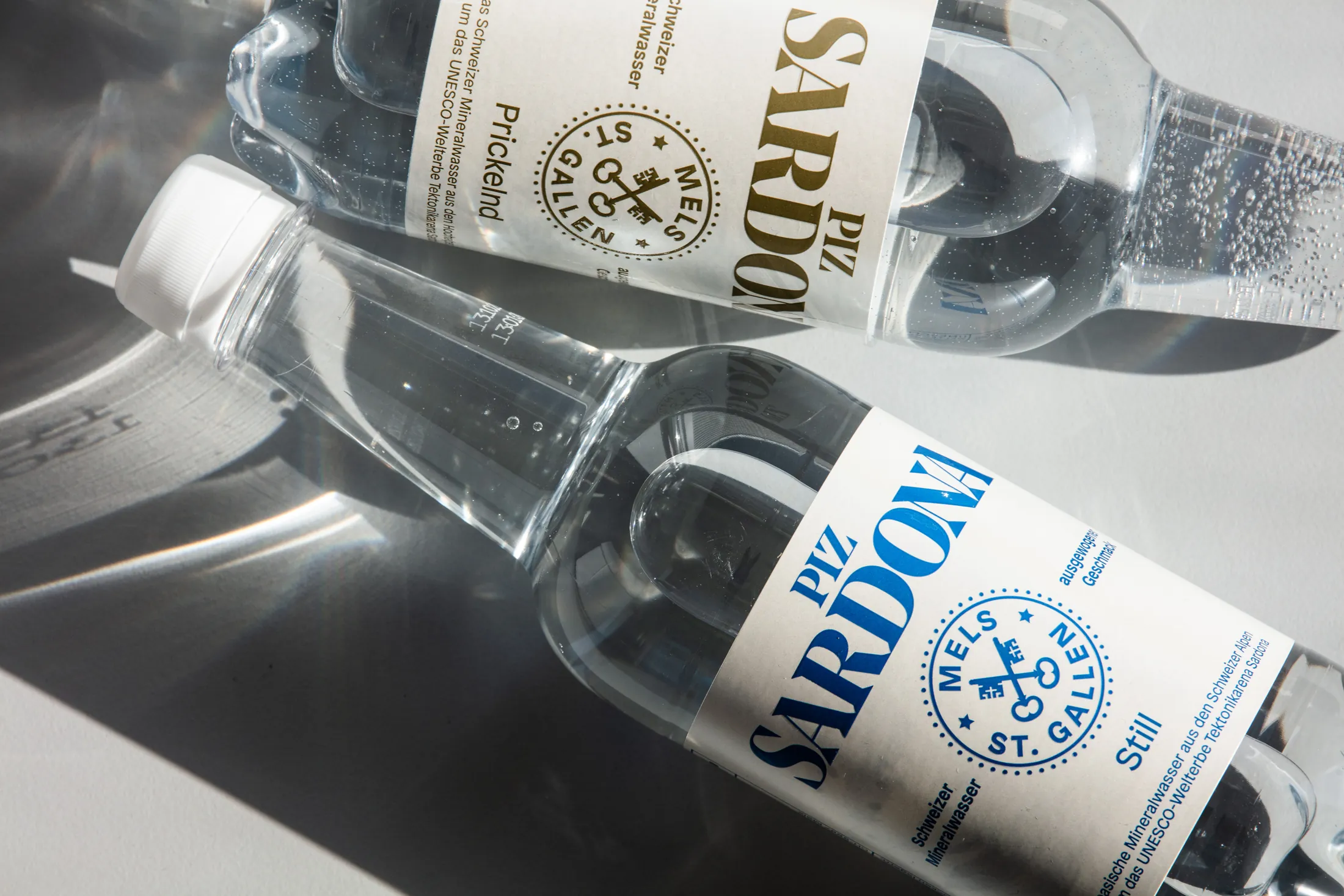 Piz Sardona PET-Flasche im harten Licht- und Schattenspiel
