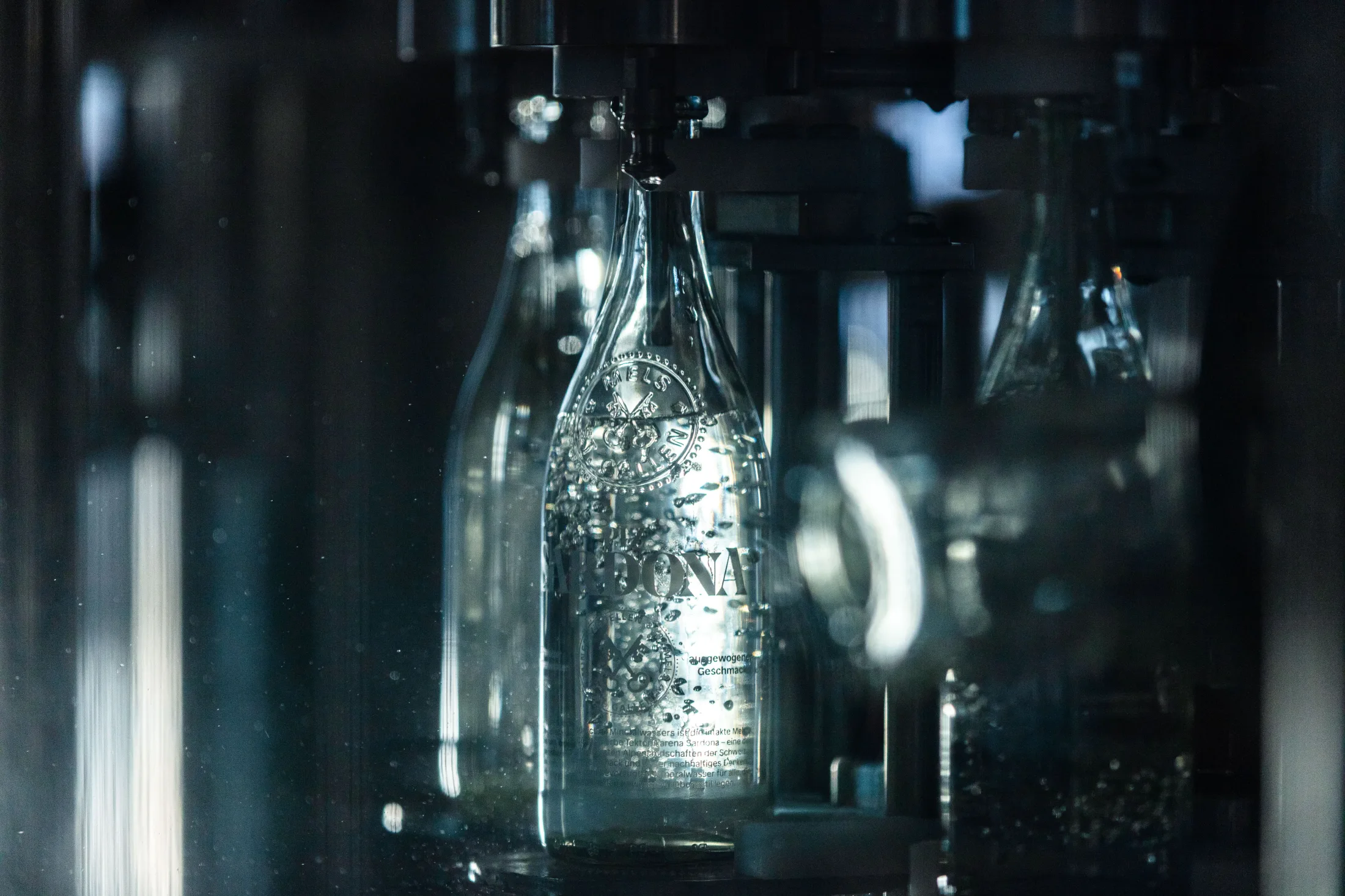 Mehrweg-Glasflasche in der Abfüllanlage in Mels