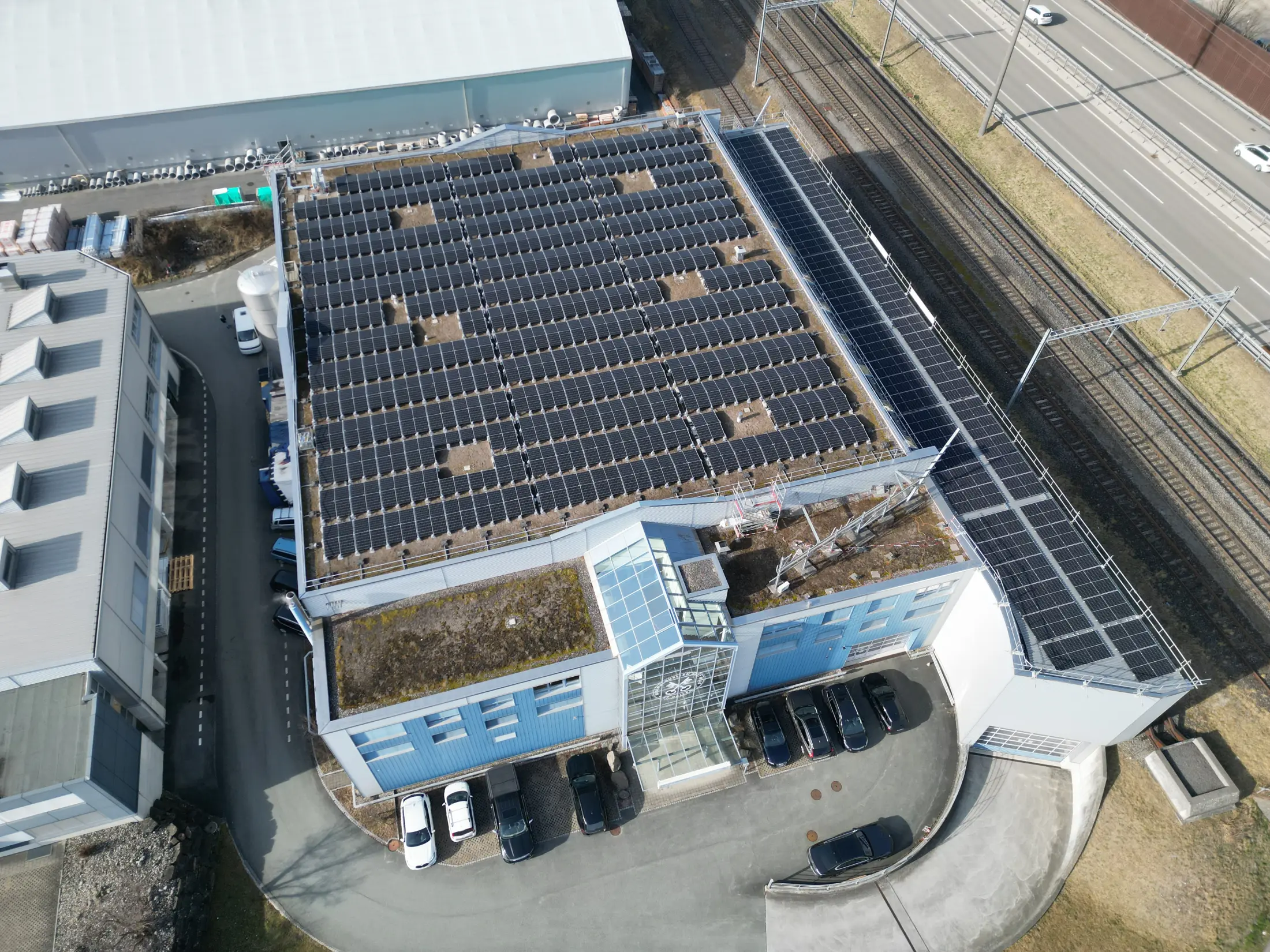 Photovoltaikanlage auf dem Dach der Mineralquellen Mels in Mels